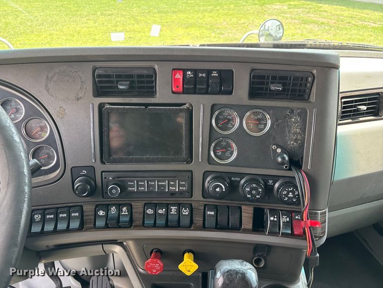 image for item FG0270 2014 Kenworth T680 semi truck