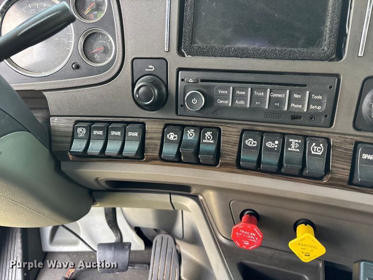 image for item FG0270 2014 Kenworth T680 semi truck