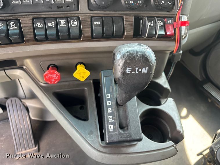 image for item FG0270 2014 Kenworth T680 semi truck