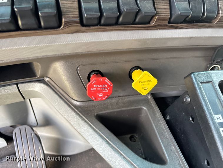 image for item FG0270 2014 Kenworth T680 semi truck