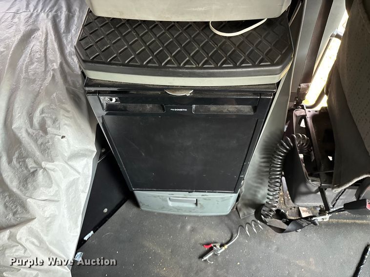 image for item FG0270 2014 Kenworth T680 semi truck