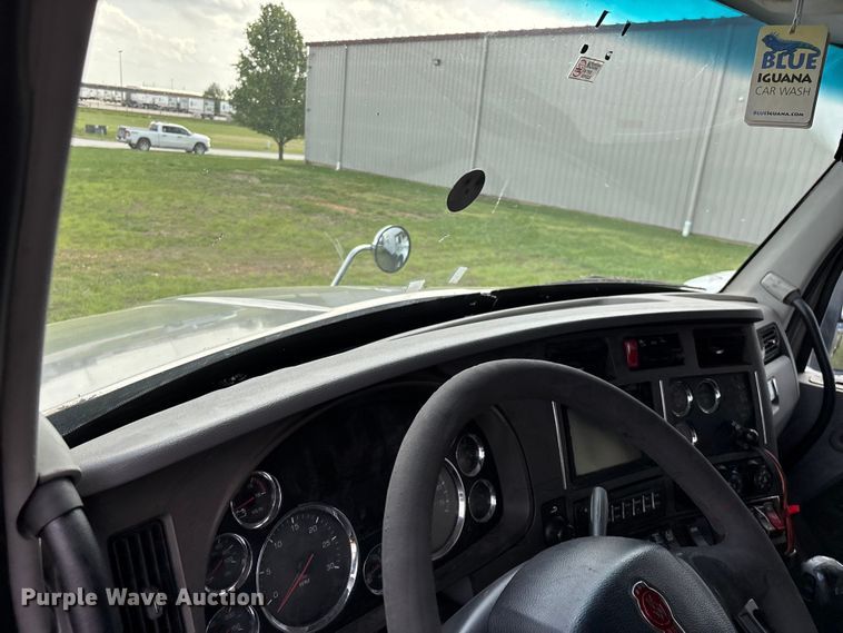 image for item FG0270 2014 Kenworth T680 semi truck