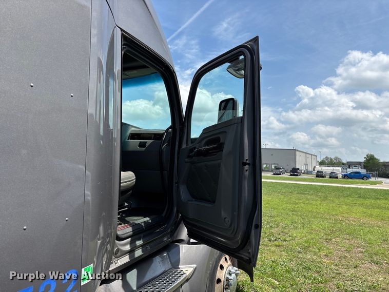 image for item FG0270 2014 Kenworth T680 semi truck