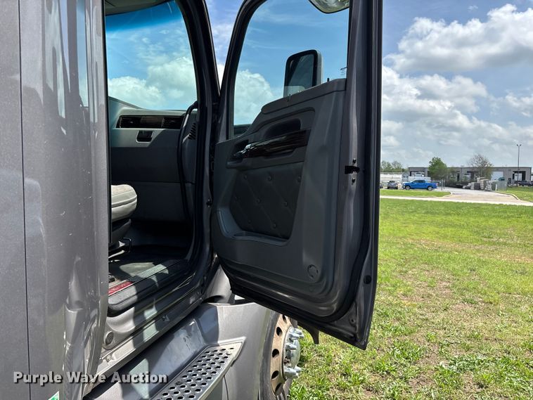 image for item FG0270 2014 Kenworth T680 semi truck