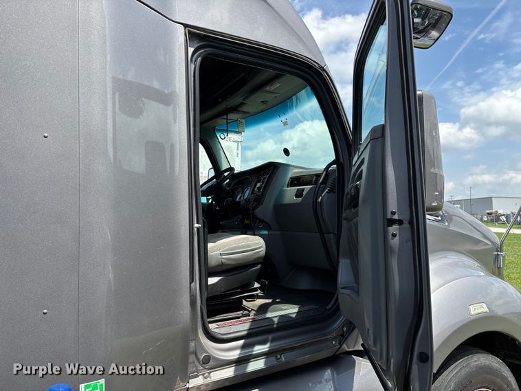 image for item FG0270 2014 Kenworth T680 semi truck
