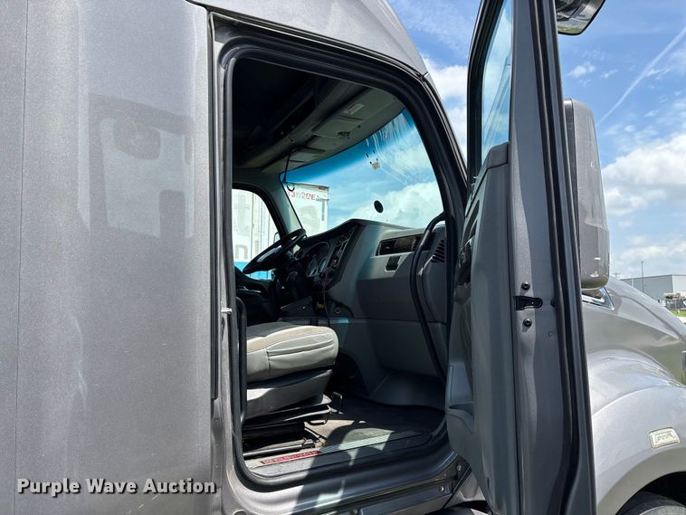 image for item FG0270 2014 Kenworth T680 semi truck