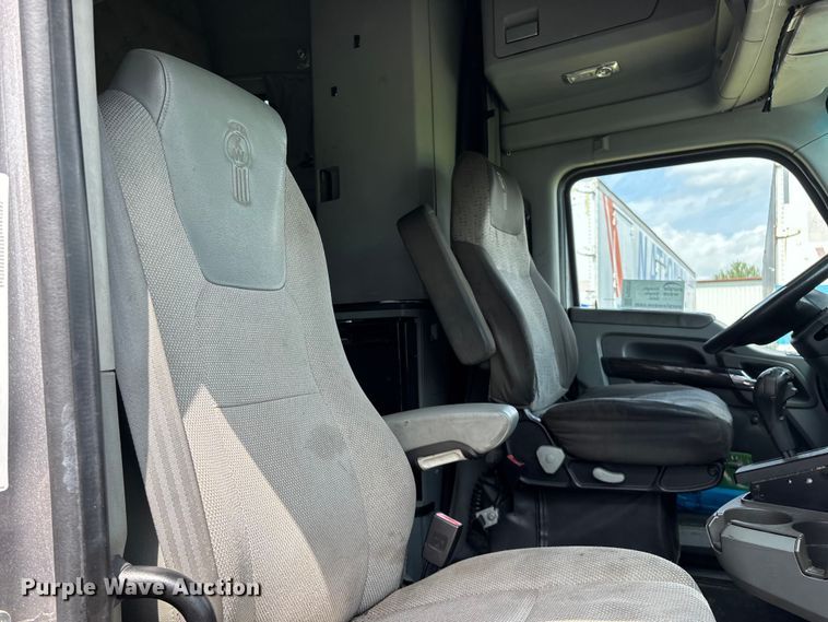 image for item FG0270 2014 Kenworth T680 semi truck