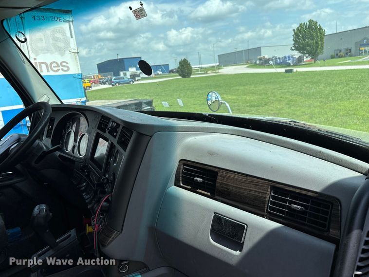 image for item FG0270 2014 Kenworth T680 semi truck