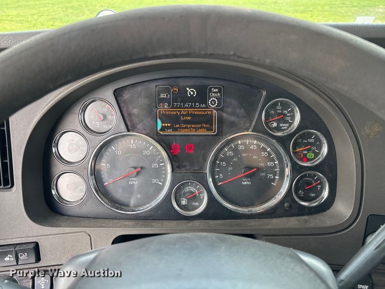 image for item FG0270 2014 Kenworth T680 semi truck