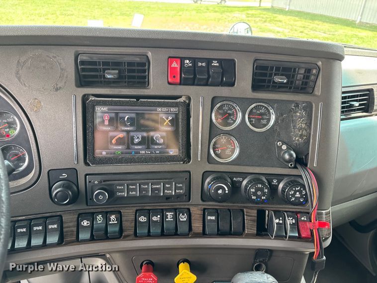 image for item FG0270 2014 Kenworth T680 semi truck