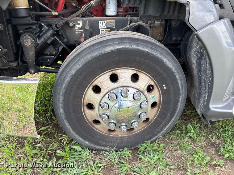 image for item FG0270 2014 Kenworth T680 semi truck