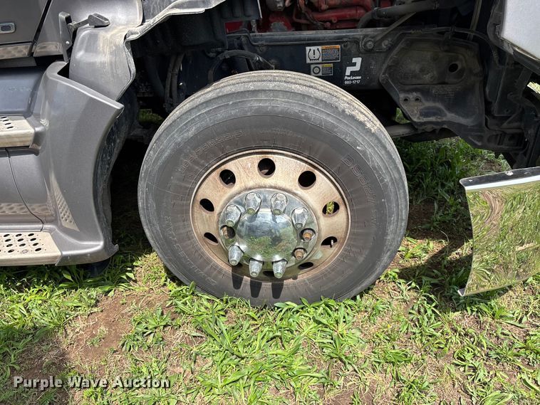 image for item FG0270 2014 Kenworth T680 semi truck