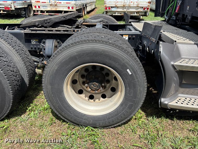 image for item FG0270 2014 Kenworth T680 semi truck