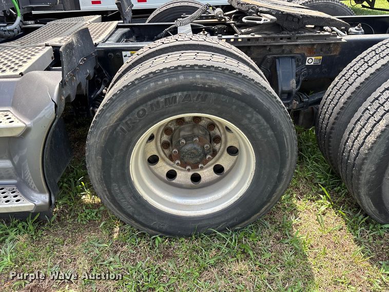 image for item FG0270 2014 Kenworth T680 semi truck