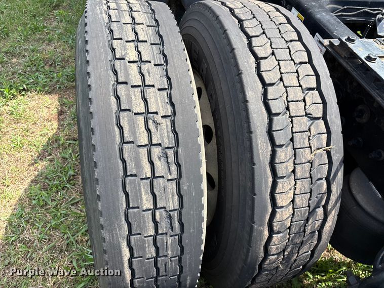 image for item FG0270 2014 Kenworth T680 semi truck