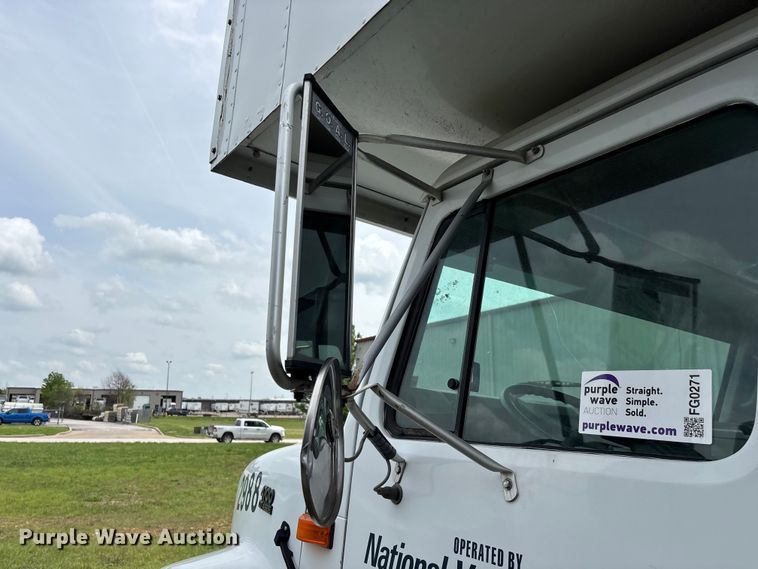 image for item FG0271 2001 International 4700 box truck