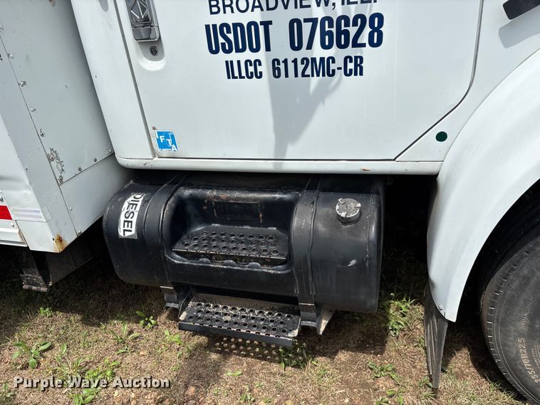 image for item FG0271 2001 International 4700 box truck