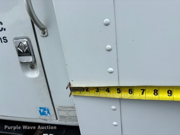 image for item FG0271 2001 International 4700 box truck