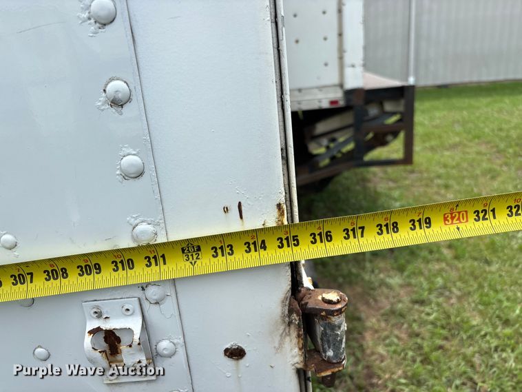 image for item FG0271 2001 International 4700 box truck