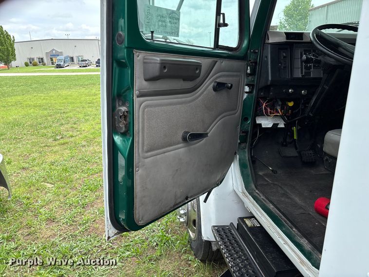 image for item FG0271 2001 International 4700 box truck