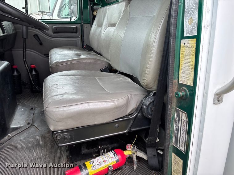 image for item FG0271 2001 International 4700 box truck