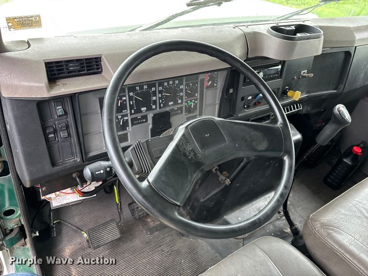 image for item FG0271 2001 International 4700 box truck