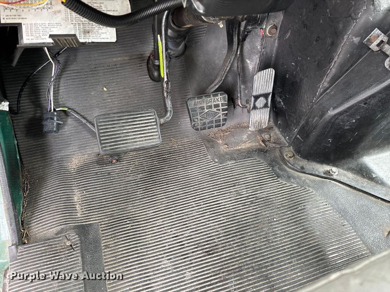 image for item FG0271 2001 International 4700 box truck
