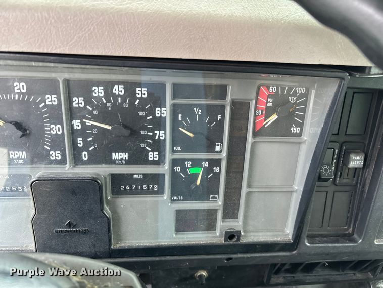 image for item FG0271 2001 International 4700 box truck