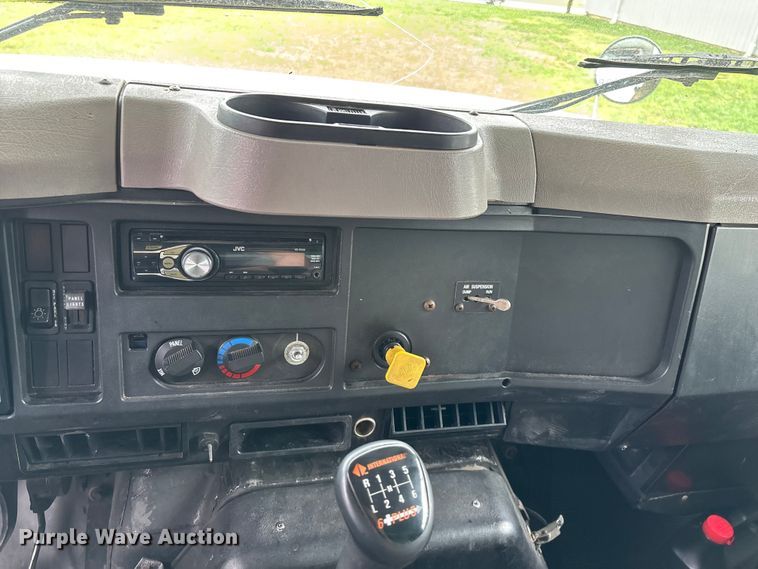 image for item FG0271 2001 International 4700 box truck