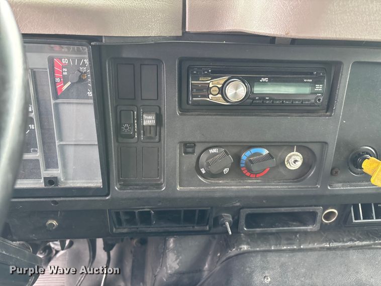 image for item FG0271 2001 International 4700 box truck