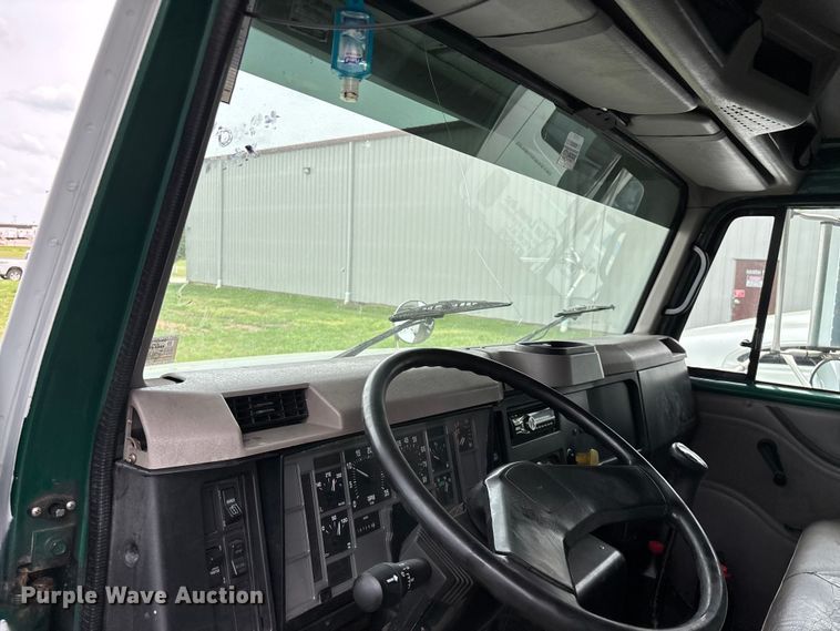 image for item FG0271 2001 International 4700 box truck