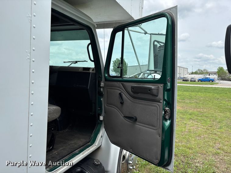 image for item FG0271 2001 International 4700 box truck