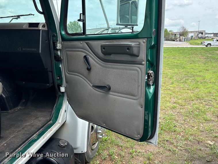 image for item FG0271 2001 International 4700 box truck