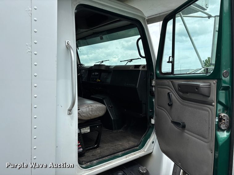 image for item FG0271 2001 International 4700 box truck
