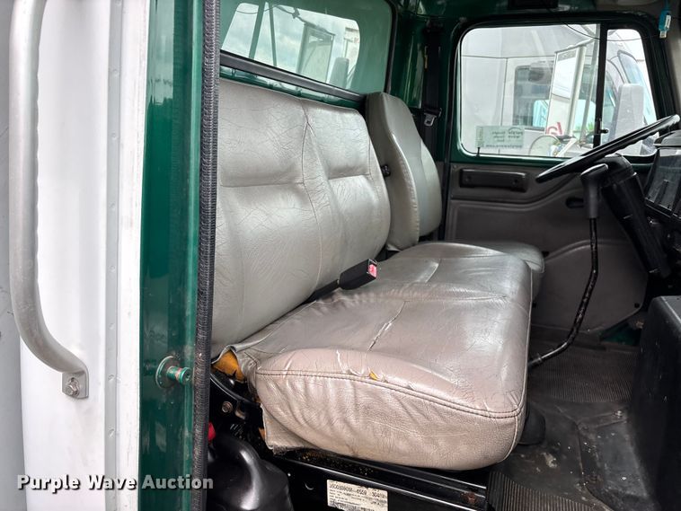 image for item FG0271 2001 International 4700 box truck