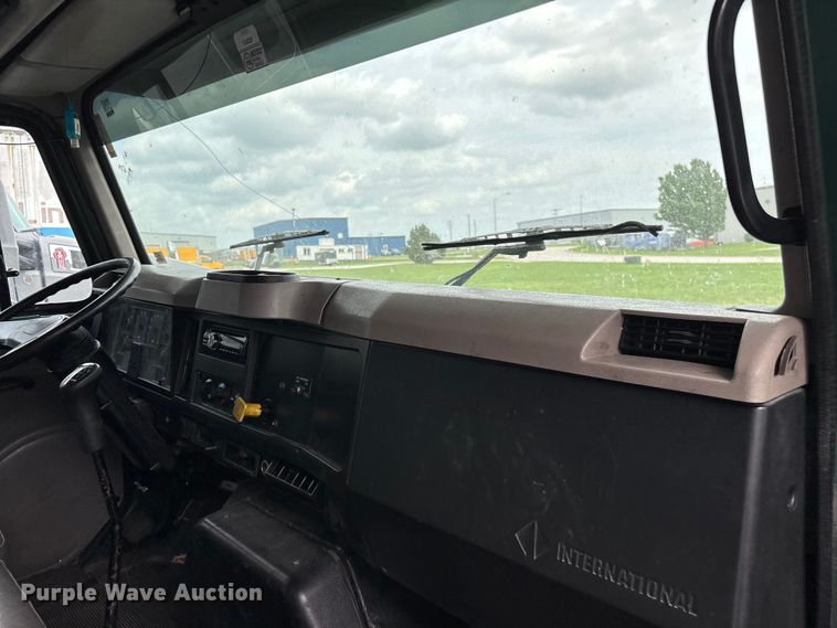 image for item FG0271 2001 International 4700 box truck