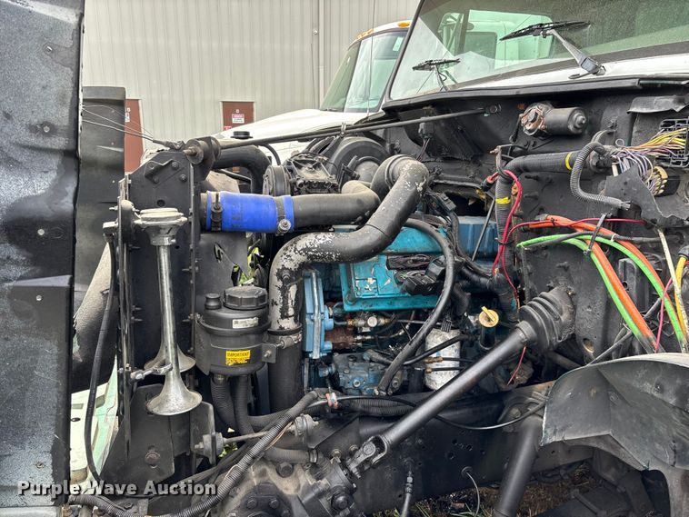 image for item FG0271 2001 International 4700 box truck