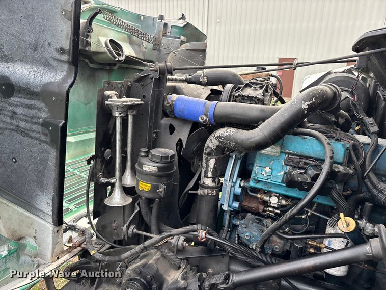 image for item FG0271 2001 International 4700 box truck