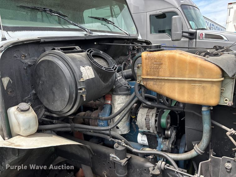 image for item FG0271 2001 International 4700 box truck