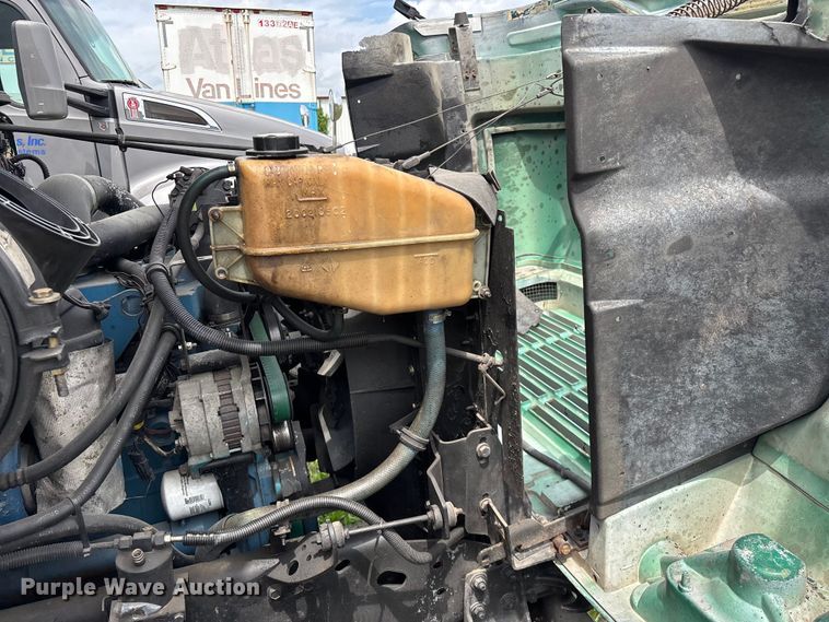image for item FG0271 2001 International 4700 box truck