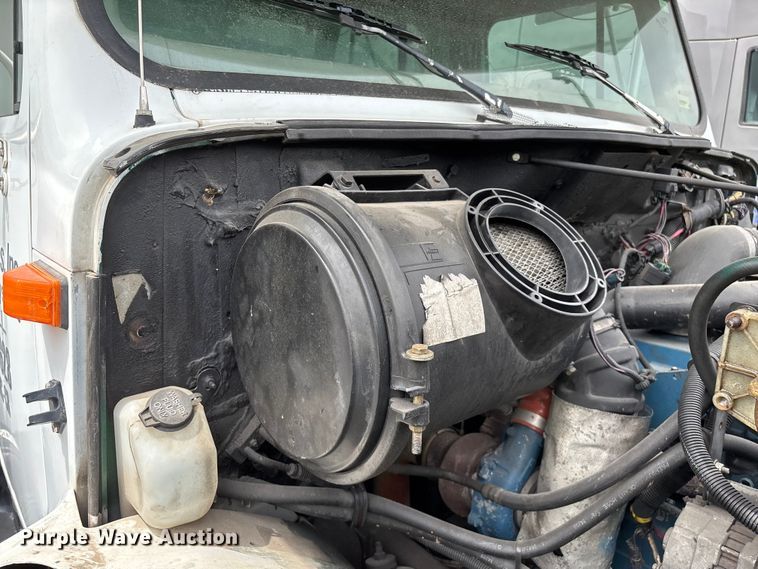 image for item FG0271 2001 International 4700 box truck