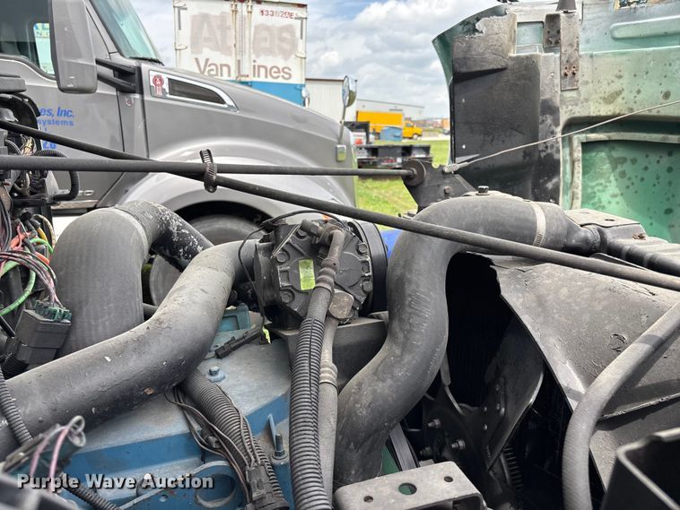 image for item FG0271 2001 International 4700 box truck
