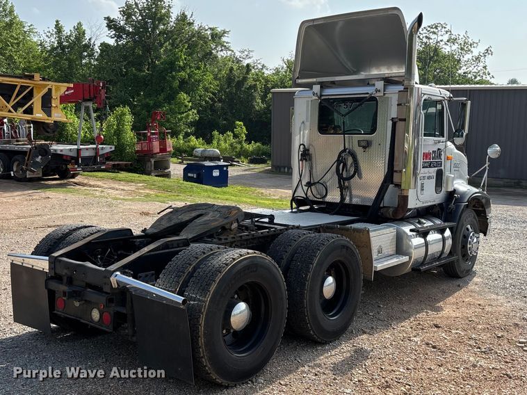 image for item FG0328 1998 International 9200  semi truck