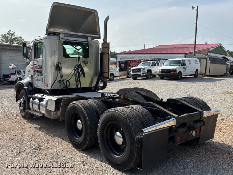 image for item FG0328 1998 International 9200  semi truck