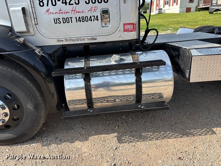 image for item FG0328 1998 International 9200  semi truck
