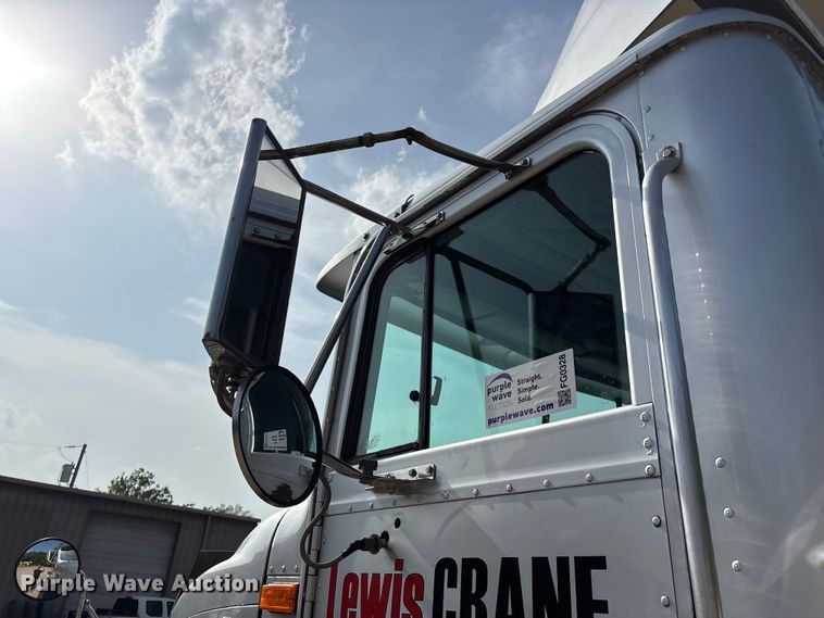 image for item FG0328 1998 International 9200  semi truck