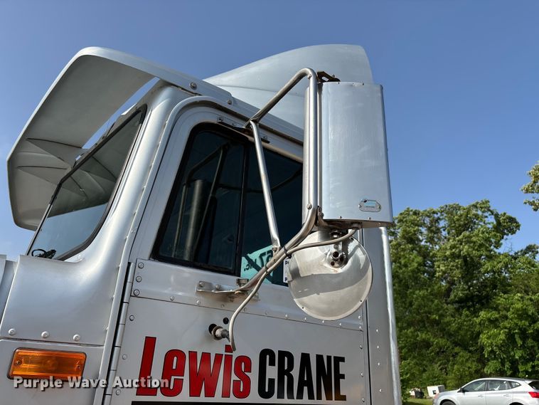 image for item FG0328 1998 International 9200  semi truck