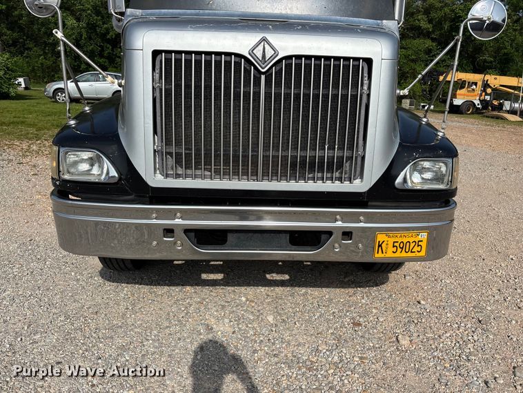 image for item FG0328 1998 International 9200  semi truck