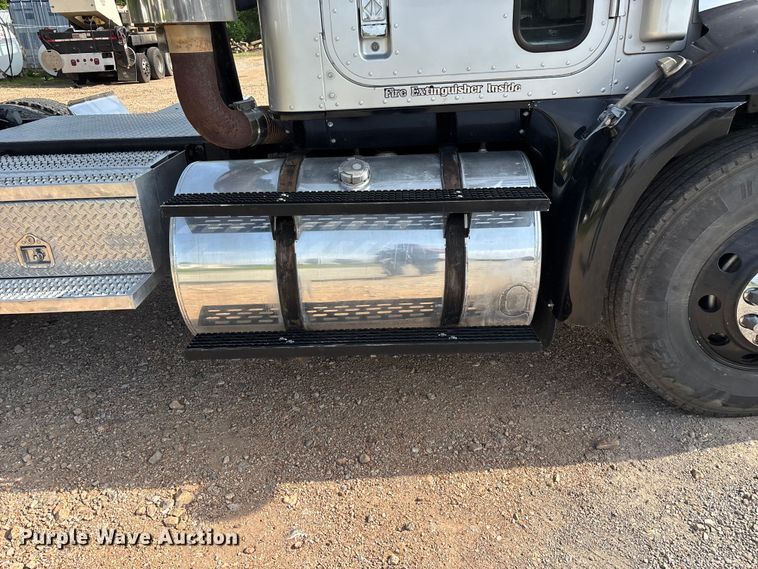 image for item FG0328 1998 International 9200  semi truck