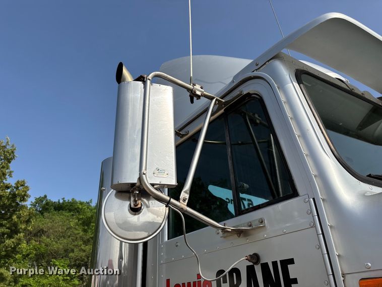 image for item FG0328 1998 International 9200  semi truck